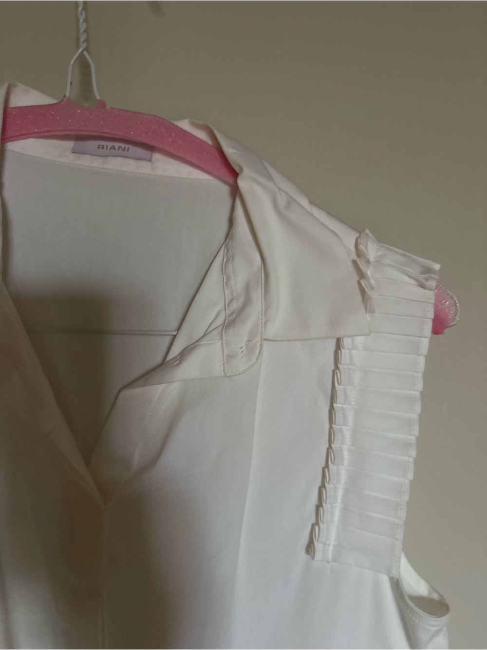 RIANI- size 4 US Sleeveless White Pleated Trim Tie-Front Blouse - Picture 3 of 17